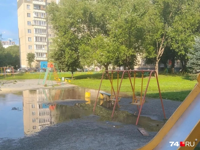 Вода зашла и на детскую площадку | Источник: читатель 74.RU
