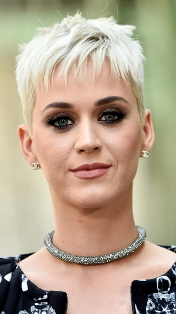 Особенно с различными вариантами челок и окрашиванием.