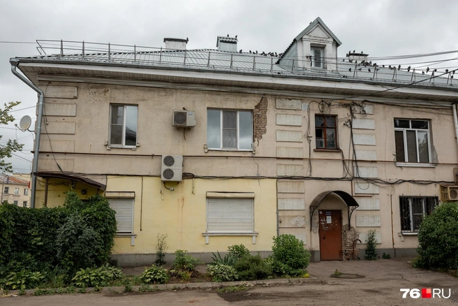 По ту сторону двора бегут люди к остановке, кипит жизнь. А здесь&nbsp;— тишина | Источник: Александр Куренной / 76.RU