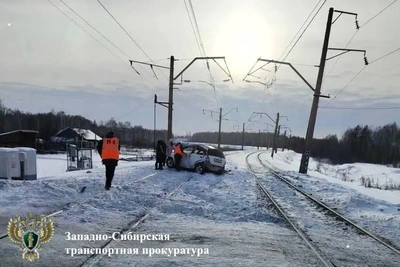 Двое пенсионеров погибли в столкновении автомобиля с поездом