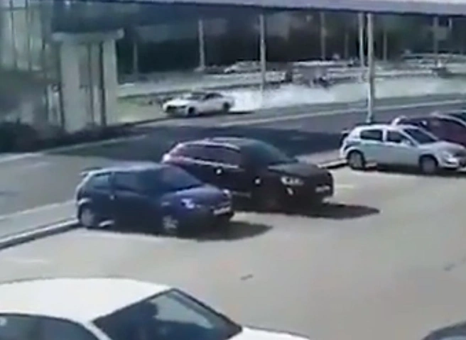 На Рублевке Mercedes врезался в надземный переход и загорелся (видео) | ya62.ru
