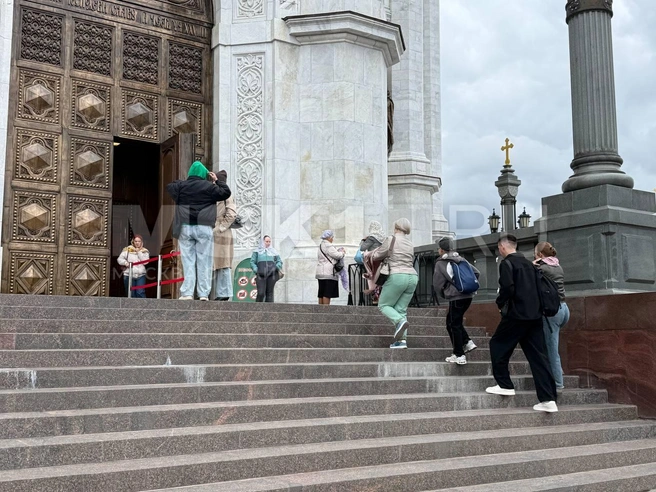 Мощи доставили в Храм Христа Спасителя во время Общемосковского крестного хода 6 сентября | Источник: Читатель MSK1.RU