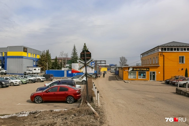 У каждого здания своя парковка | Источник: Кирилл Поверинов / 76.RU