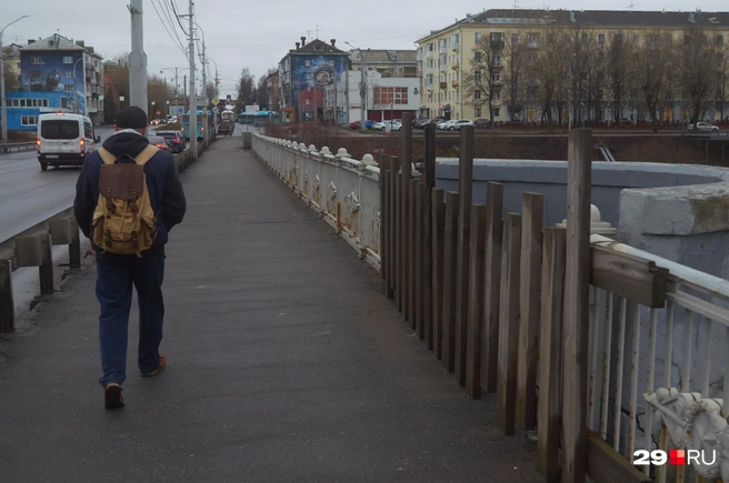 Три балкона огорожены деревянными заборами | Источник: Антон Данилов / 29.RU