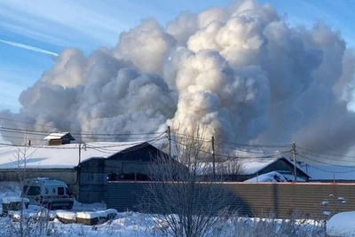 В Парголово горит ангар, над посёлком — чёрный дым