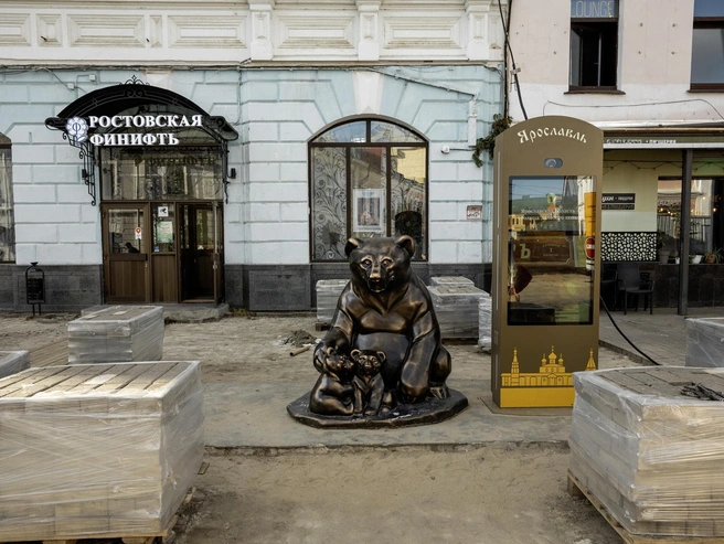 «Медведица с медвежатами» пока держится на плиточном островке | Источник: Александр Куренной / 76.RU
