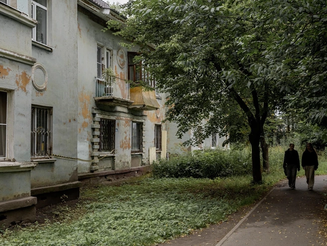 Прохожие гуляют в тени густых крон деревьев. | Источник: Александр Куренной / 76.RU