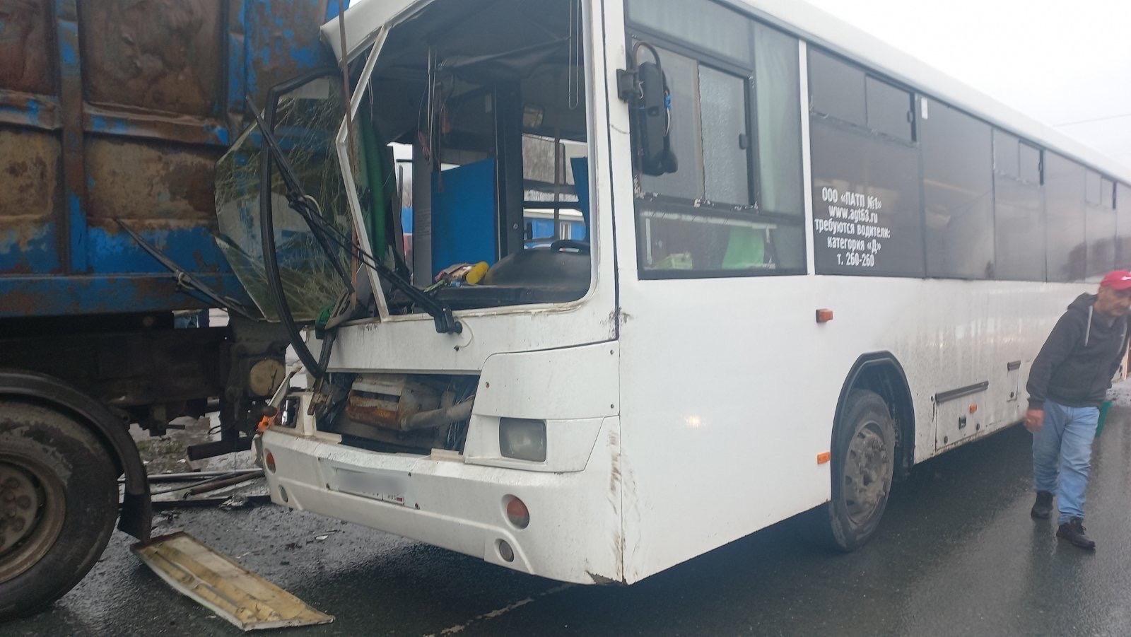 Пассажирский автобус протаранил две фуры в Самарской области - 9 ноября  2023 - 63.ру