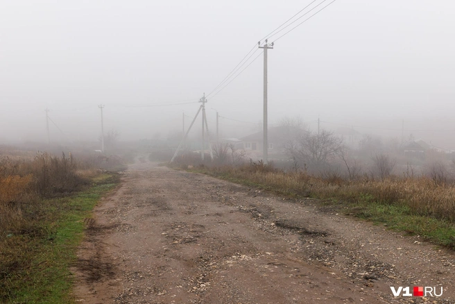 Дорогу, соединяющую с городом, жители привыкли расчищать своими силами | Источник: Алексей Волхонский / V1.RU