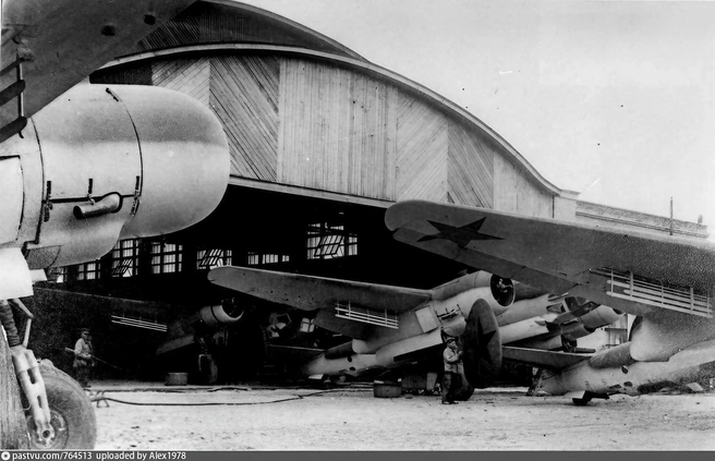 Бомбардировщики ТУ-2 на заводе № 166 в Омске. 1942 год | Источник: Pastvu.com