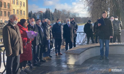 Ангел попутал. Как Александр Беглов памятник открывал