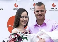 Когда фигура еще не идеальна: образы звезд на выписку из роддома