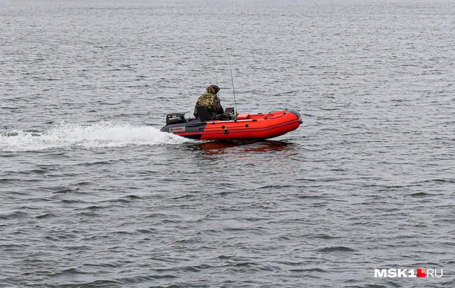 «Морской тяжеловес» едва не потопил лодку с рыбаками | Источник: Артём Устюжанин / MSK1.RU