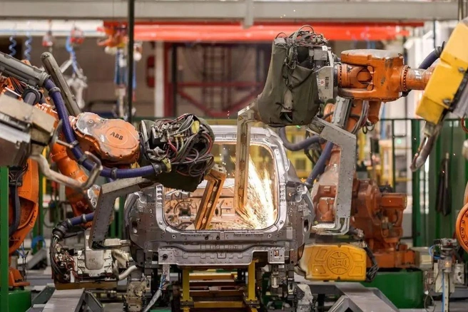 Автозавод «Москвич» перешел на сварку и окраску кузовов автомобилей JAC, поэтому быстро вернуть его на выпуск «Дастеров» вряд ли возможно | Источник: пресс-служба автозавода «Москвич»