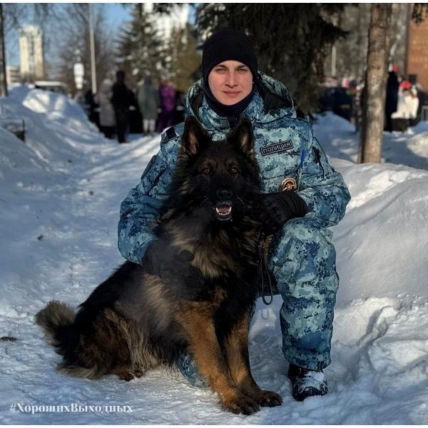 «В Международный день счастья полицейский-кинолог пермского полка ППС Максим Мартынов и немецкая овчарка Норман желают вам хороших выходных»,&nbsp;— подписали фото полицейские. | Источник: Полиция Прикамья / Vk.com