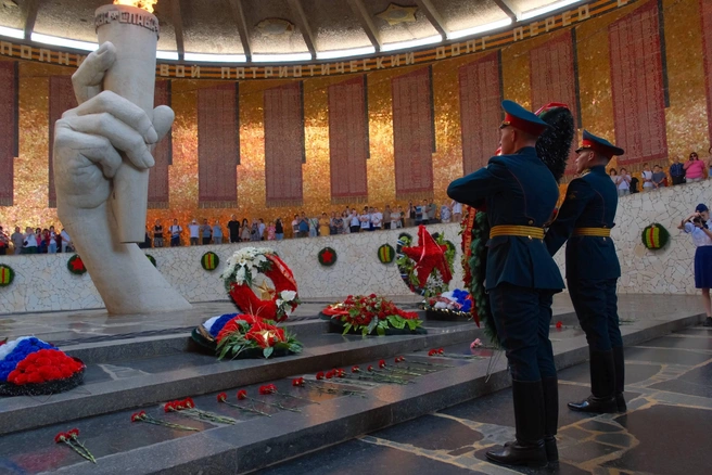 Выпускники училища возложили венки к Вечному огню | Источник: Владислав Головня