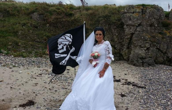 Развод с пиратом, вдова Берлинской стены: самые странные браки в истории