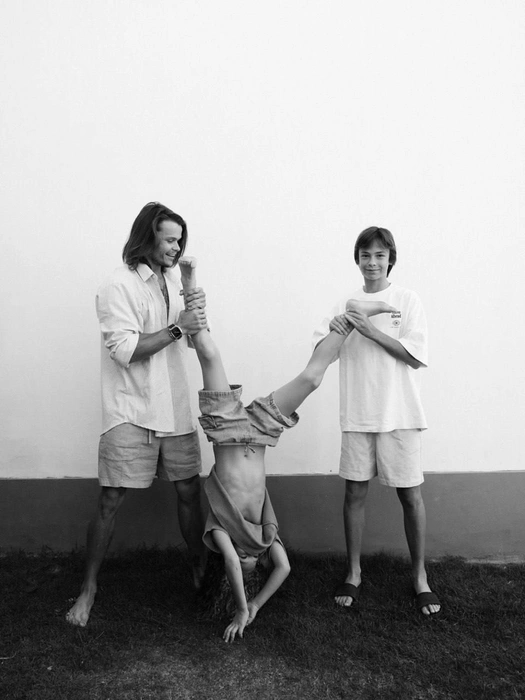 Степан с сыновьями Айзы, Сэмом и Элвисом | Источник: AIZA-LILUNA / T.me