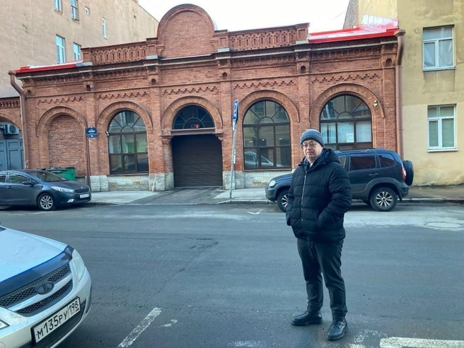 Владимир Костиников у здания фабрики П.&nbsp;А.&nbsp;Фрезе в Санкт-Петербурге | Источник: предоставлено Владимиром Костиниковым 
