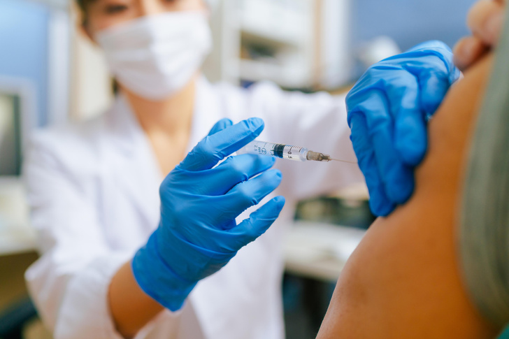 В Ярославле медсестра по ошибке вколола по 5 доз вакцины трем пациентам