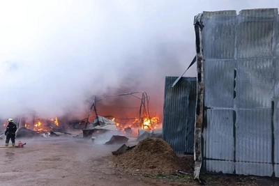 В Черниковке пожарные тушат горящий металлический ангар