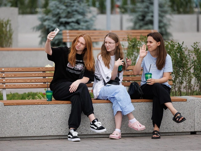 Лавочки на площади уже облюбовали волгоградские красотки | Источник: Алексей Волхонский / V1.RU