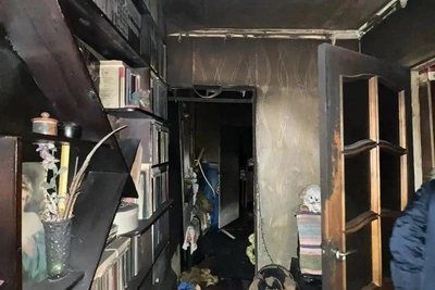 Опубликованы кадры пожара в двухэтажном доме в Макарове