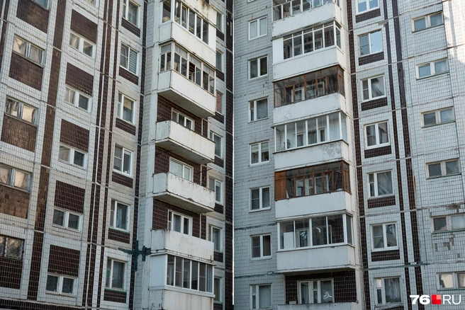 Кажется, что дома расположены вплотную, но между ними остается небольшое расстояние | Источник: Александр Куренной / 76.RU