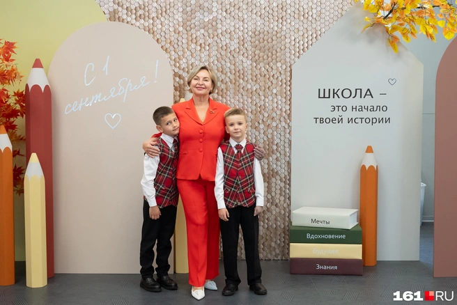 Директор лицея Марина Почикаева с первокласниками | Источник: Евгений Вдовин / 161.RU