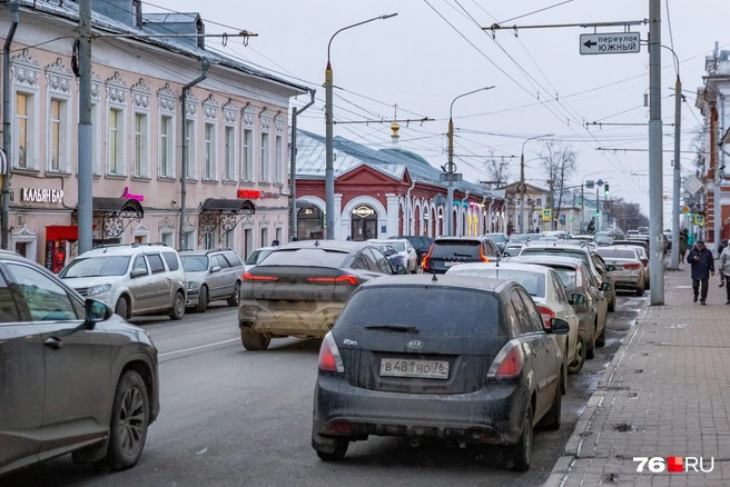 В Ярославле озвучили список дорог для ямочного ремонта | Источник: Кирилл Поверинов / 76.RU