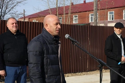 В Смирных 100 семей переехали из аварийного жилья
