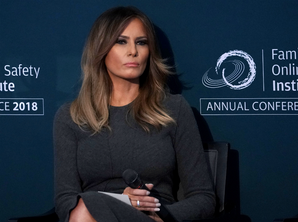 «Почему она все еще в Америке?»: Меланию Трамп обвинили в лицемерии | marieclaire.ru