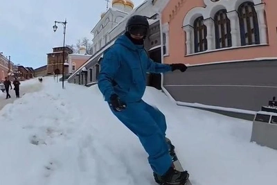 Люди катаются на ватрушках по заснеженным улицам Нижнего Новгорода