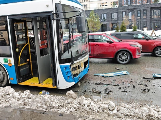 Троллейбус, попавший в аварию, согласно заявлениям мэрии, получил существенные повреждения. | Источник: очевидец