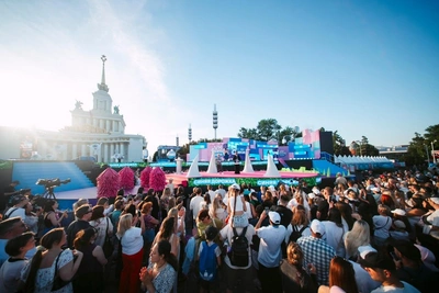 Организаторы VK Fest извинились перед певицей Дорой