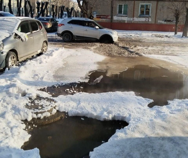 Горячая вода струится из-под земли | Источник: «Аварийный Омск» / T.me