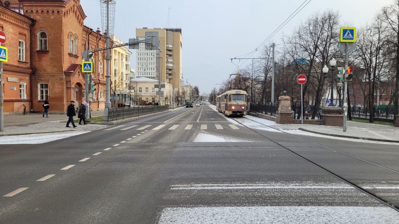 Прощайте, пробки! В конце длинной рабочей недели в Екатеринбурге опустели улицы