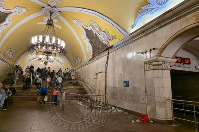 На станции метро «Комсомольская» обрушилась лепнина
