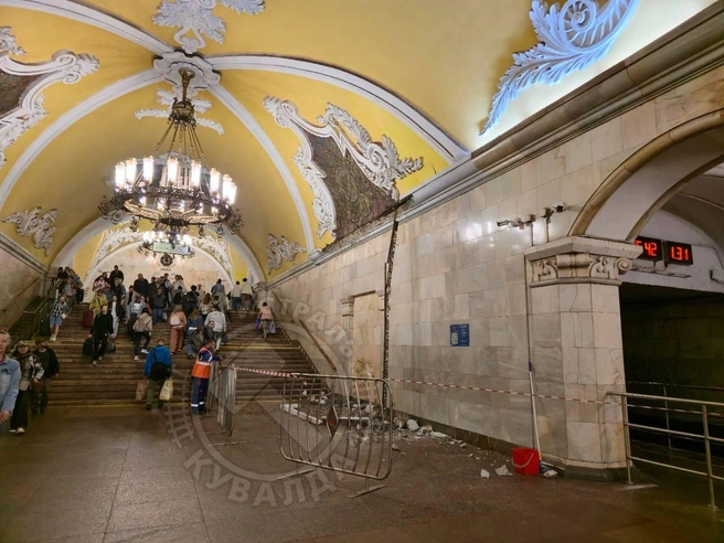 На одной из самых красивейших станций метро в Москве произошло обрушение лепнины | Источник: Магистраль. Кувалда / T.me
