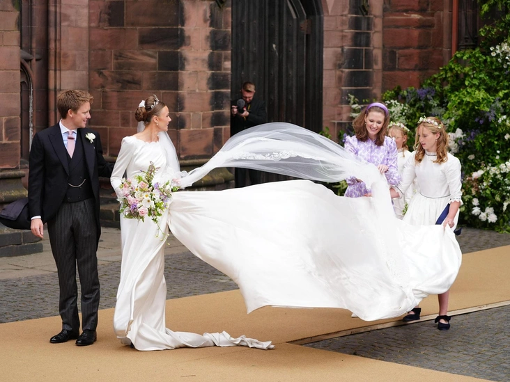 Хью Гровенор и Оливия Хенсон у Честерского собора, 7 июня 2024 год