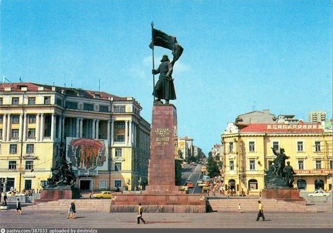 Площадь в 1977 году и в 2025-м. Стеклянный купол выглядит еще страннее сейчас | Источник: А.Топуз / Pastvu.com