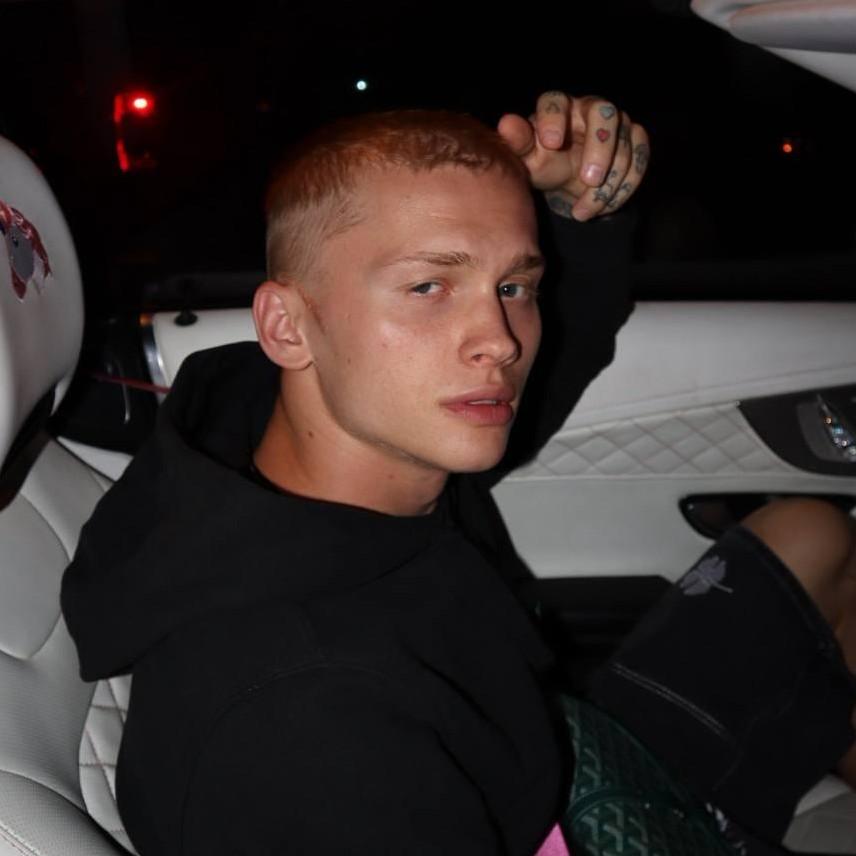 «Еще есть шанс, что меня купят»: Даня Милохин работает курьером и терпит побои ради денег