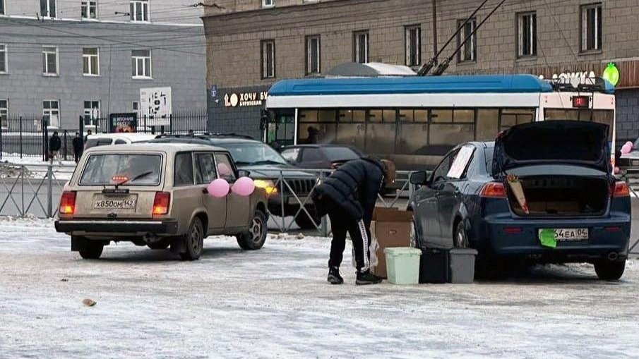 «В этот день им всё можно?»: новосибирцы ополчились на торговцев тюльпанами, нагло бросивших машины на тротуарах