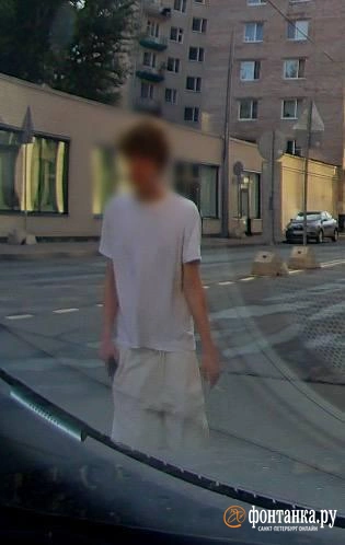 «Трясло еще часа 2». В Дегтярном переулке юноша с пистолетом напал на девушку-водителя и выстрелил в шею таксиста | Источник: скриншот видео