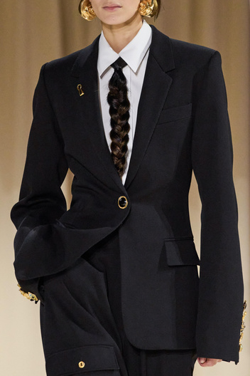 Микротренд: косы-галстуки Schiaparelli