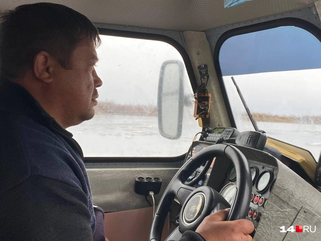 И не поймешь сразу по фото, что мы сидим внутри судна на воздушной подушке (СВП), а не в уазике | Источник: Надежда Ефимова / 14.RU