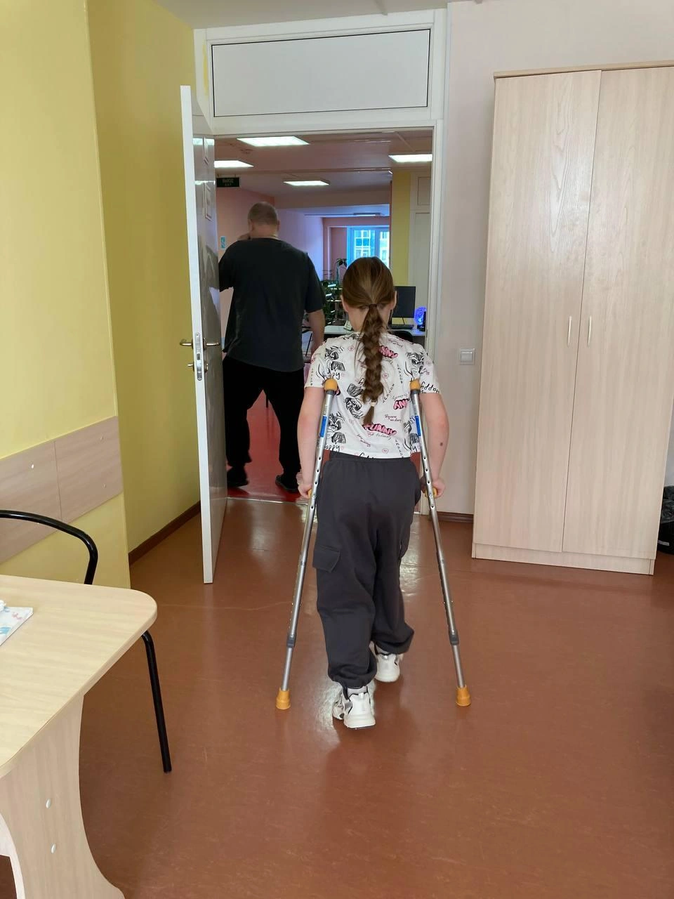 Лиза сначала опиралась на ходунки, а сейчас научилась ходить на костылях. Следующий этап&nbsp;— самостоятельная ходьба | Источник: Елена Панкратьева / E1.RU