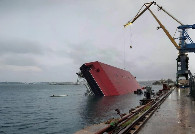 Сейчас специалисты проводят отбор проб морской воды | Источник: Следком Крыма и Севастополя / Telegram