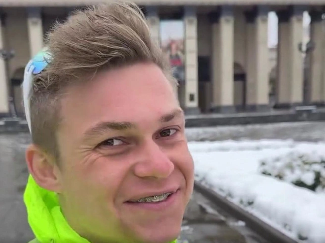 Отличительный образ блогера — одежда салатового цвета | Источник: willeggerton / instagram.com* (экстремистская организация, деятельность запрещена на территории РФ)