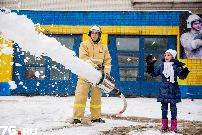 Начальник ПСЧ №16 майор внутренней службы Грицак Д.Н. И дочка Таисия